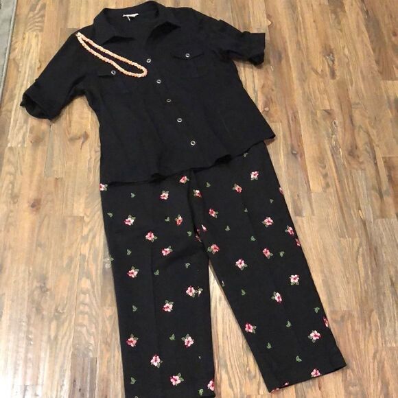 Betu Sport capri’s embroidered hibiscus design - Picture 5 of 11